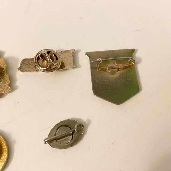 Vintage Lot of 6 Assorted Pins Venezuela Rio Negro Sevilla Ville de Baie Comeau - Picture 16 of 16